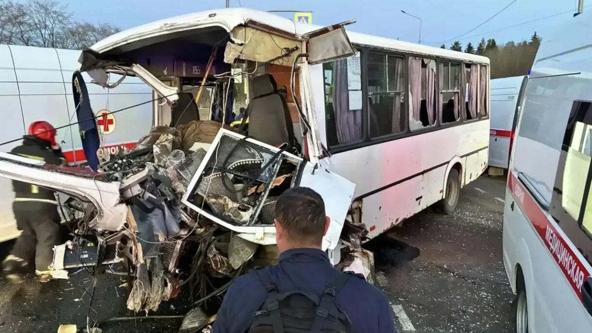 Последствия ДТП с участием автобуса на территории Сяськелевского сельского поселения в Ленинградской области - РИА Новости, 1920, 26.04.2026