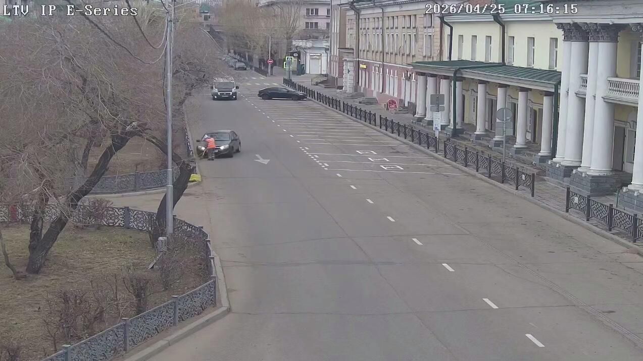 Водитель автомобиля Лада Гранта сбил бабушку-дворника в Улан-Удэ - РИА Новости, 1920, 25.04.2026