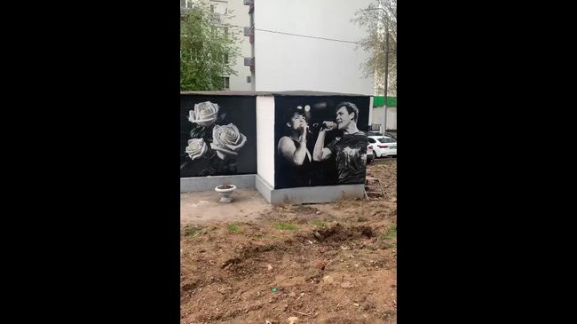 Плакаты с Шатуновым и белыми розами в Москве