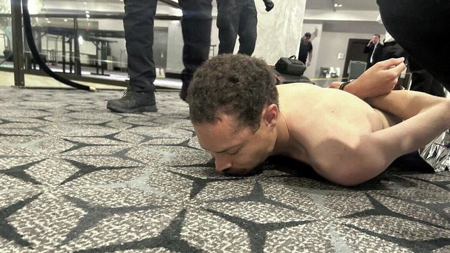 Сотрудники правоохрательных органов задерживают Коула Томаса Аллена, подозреваемого в стрельбе на ужине Ассоциации корреспондентов Белого дома в Вашингтоне Сотрудники правоохрательных органов задерживают Коула Томаса Аллена, подозреваемого в стрельбе на ужине Ассоциации корреспондентов Белого дома в Вашингтоне