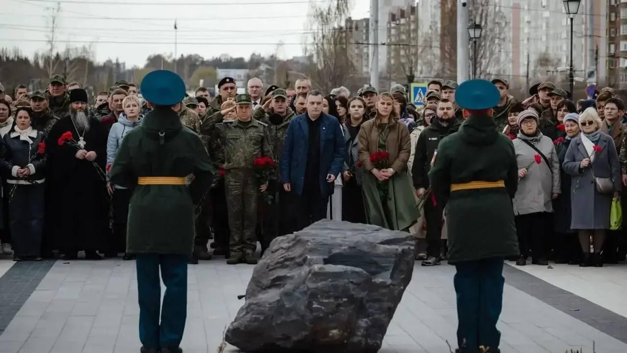 Церемония возложения цветову у закладного камня на месте будущего памятника освободителям в Курске Церемония возложения цветову у закладного камня на месте будущего памятника освободителям в Курске - РИА Новости, 1920, 26.04.2026