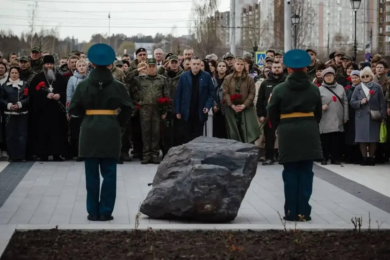 Церемония возложения цветову у закладного камня на месте будущего памятника освободителям в Курске - РИА Новости, 1920, 26.04.2026