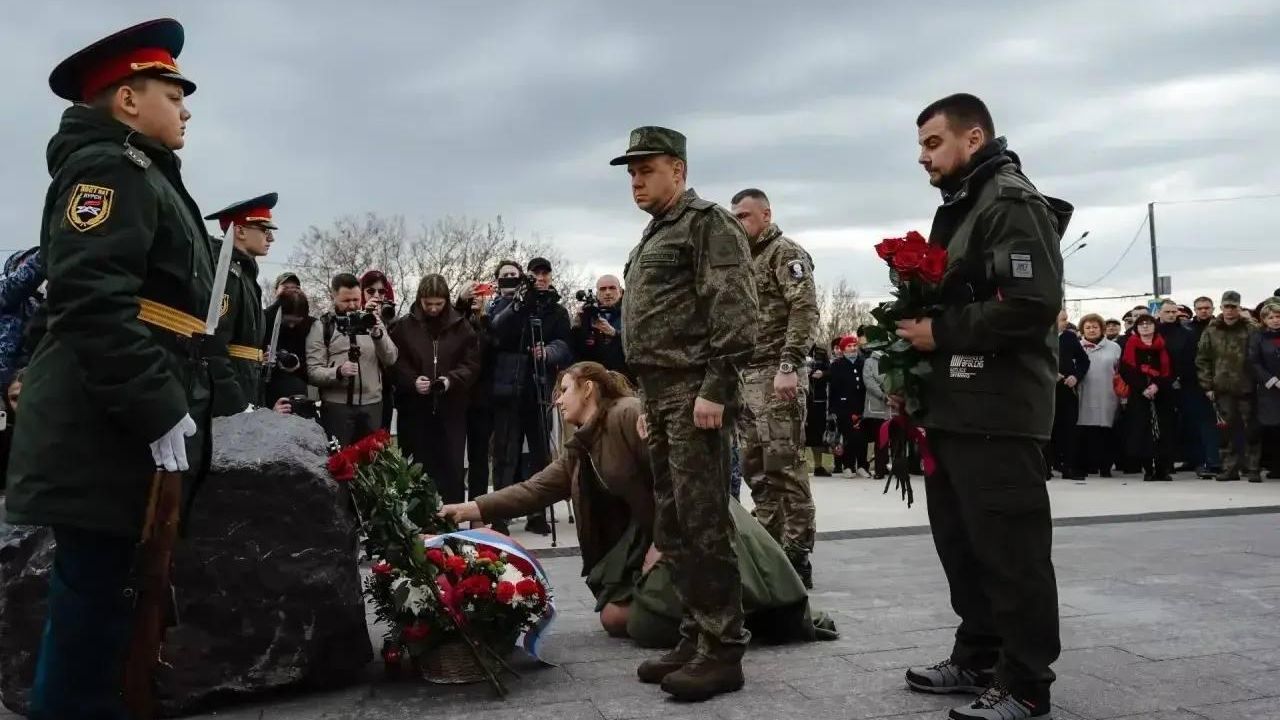 Церемония возложения цветову у закладного камня на месте будущего памятника освободителям в Курске - РИА Новости, 1920, 26.04.2026