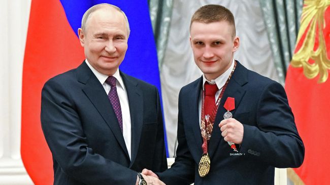 Президент РФ Владимир Путин и чемпион мира по боксу 2025 года Всеволод Шумков на церемонии вручения государственных наград победителям чемпионатов мира по боксу Президент РФ Владимир Путин и чемпион мира по боксу 2025 года Всеволод Шумков на церемонии вручения государственных наград победителям чемпионатов мира по боксу
