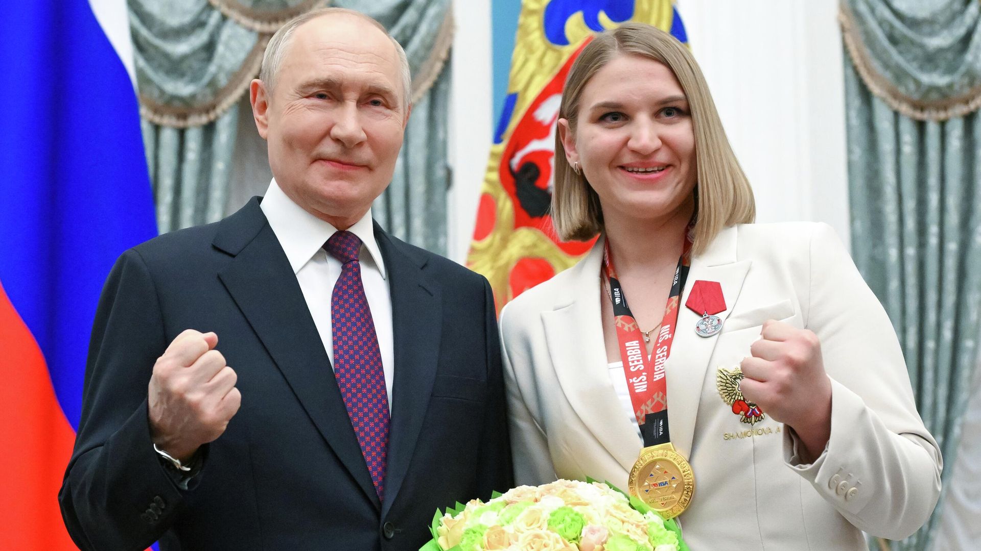 Президент РФ Владимир Путин и чемпионка мира по боксу 2025 года Анастасия Шамонова на церемонии вручения государственных наград победителям чемпионатов мира по боксу - РИА Новости, 1920, 26.04.2026