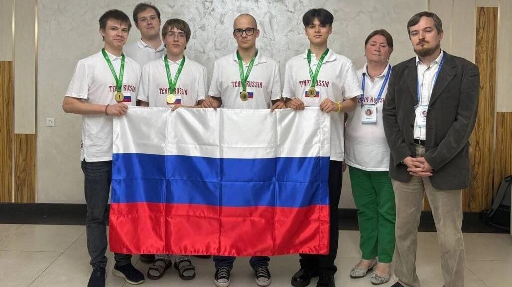 Школьники, завоевавшие три золотые медали на Международной олимпиаде по биологии имени Авиценны в Узбекистане Школьники, завоевавшие три золотые медали на Международной олимпиаде по биологии имени Авиценны в Узбекистане - РИА Новости, 1920, 26.04.2026