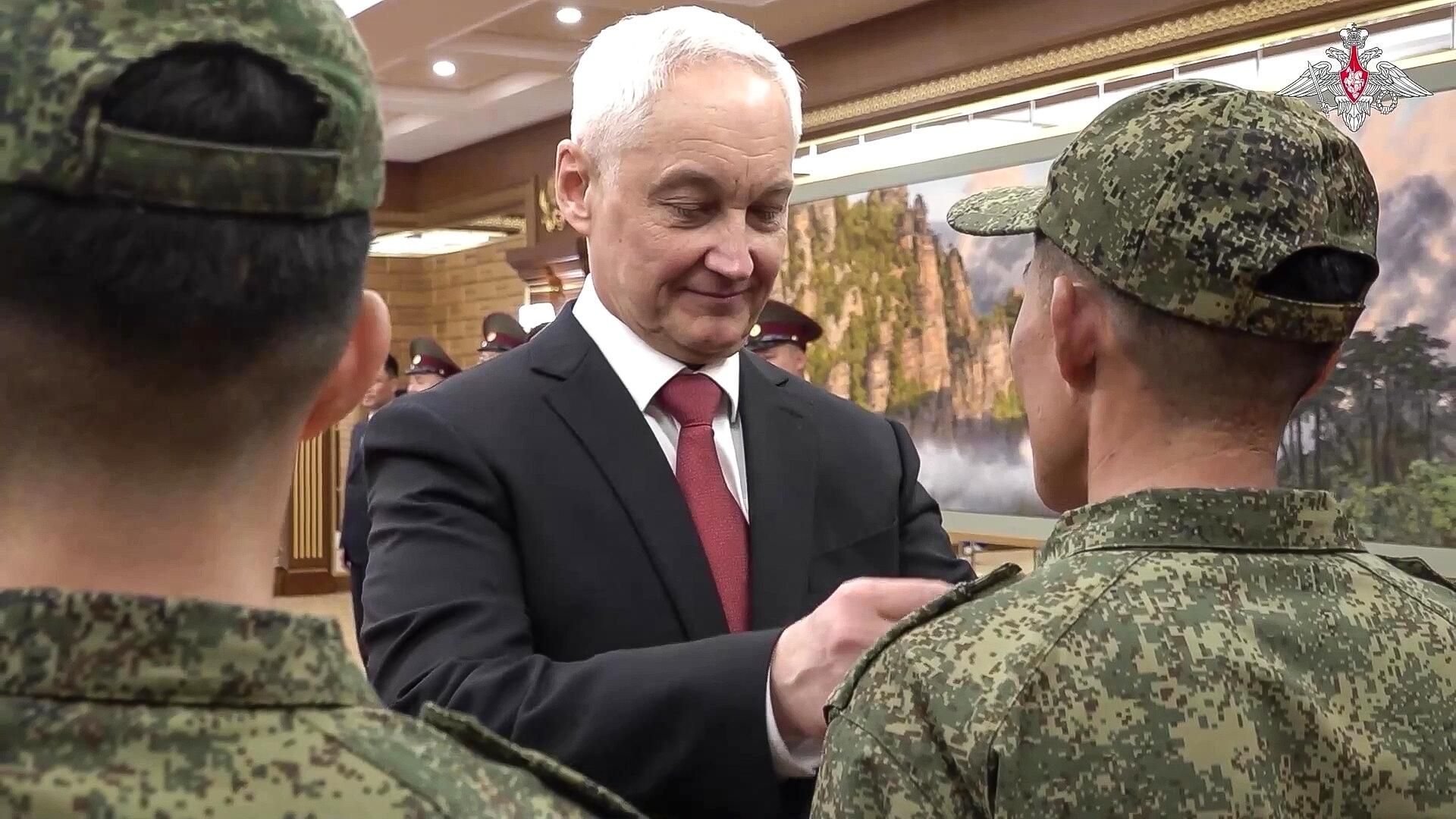 Министр обороны РФ Андрей Белоусов в Пхеньяне на церемонии вручения орденов Мужества военнослужащим Корейской Народной Армии Министр обороны РФ Андрей Белоусов в Пхеньяне на церемонии вручения орденов Мужества военнослужащим Корейской Народной Армии - РИА Новости, 1920, 26.04.2026
