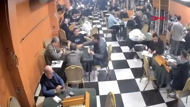 Мощная аудиосистема машины испугала посетителей кафе в Стамбуле