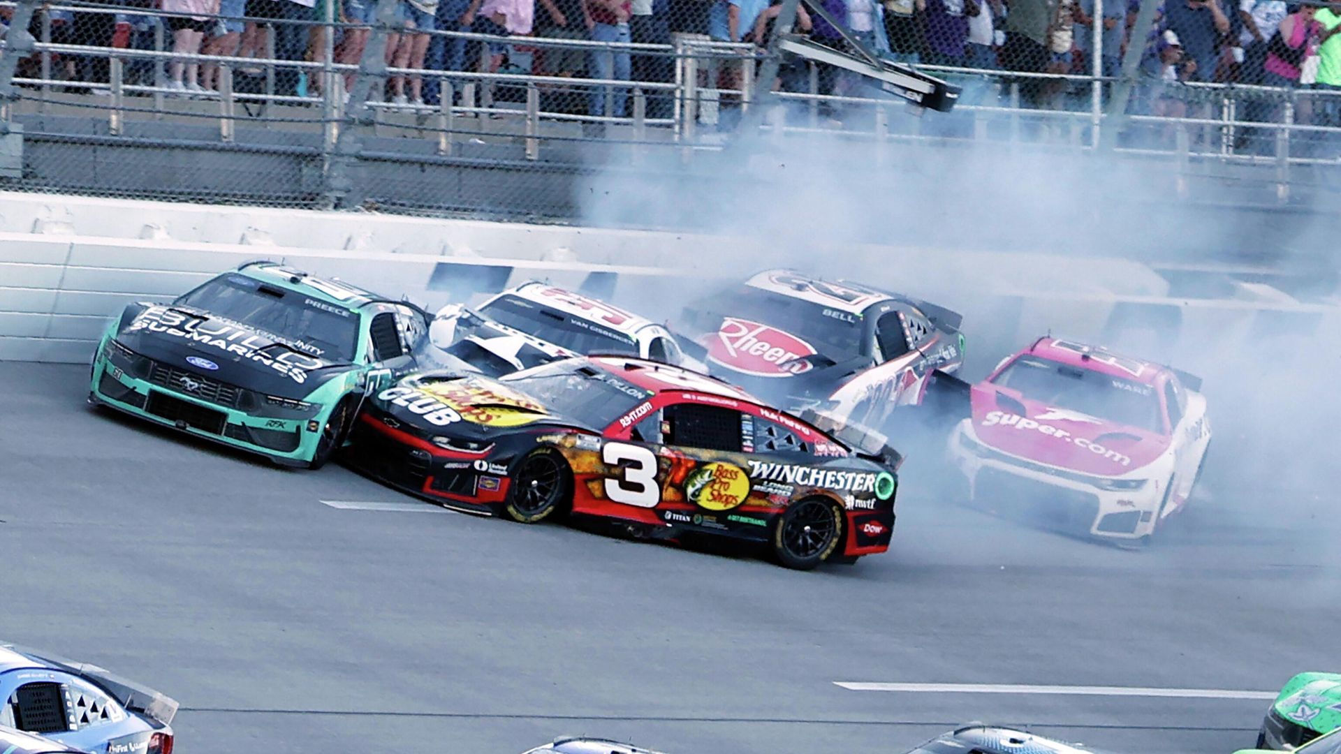 Крупная авария во время гонки NASCAR на автодроме Talladega Superspeedway в Алабаме, США Крупная авария во время гонки NASCAR на автодроме Talladega Superspeedway в Алабаме, США - РИА Новости, 1920, 27.04.2026