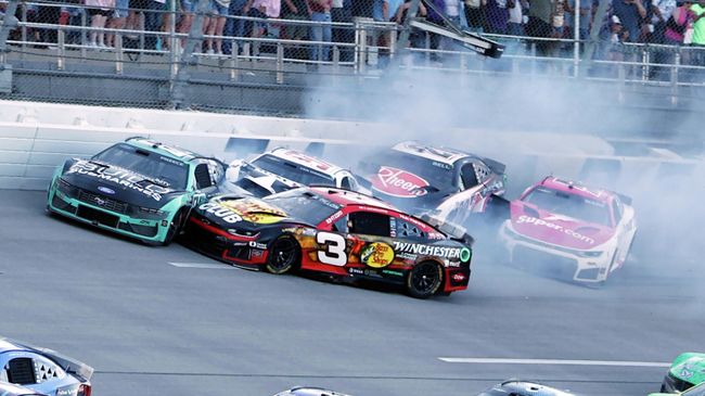 Крупная авария во время гонки NASCAR на автодроме Talladega Superspeedway в Алабаме, США