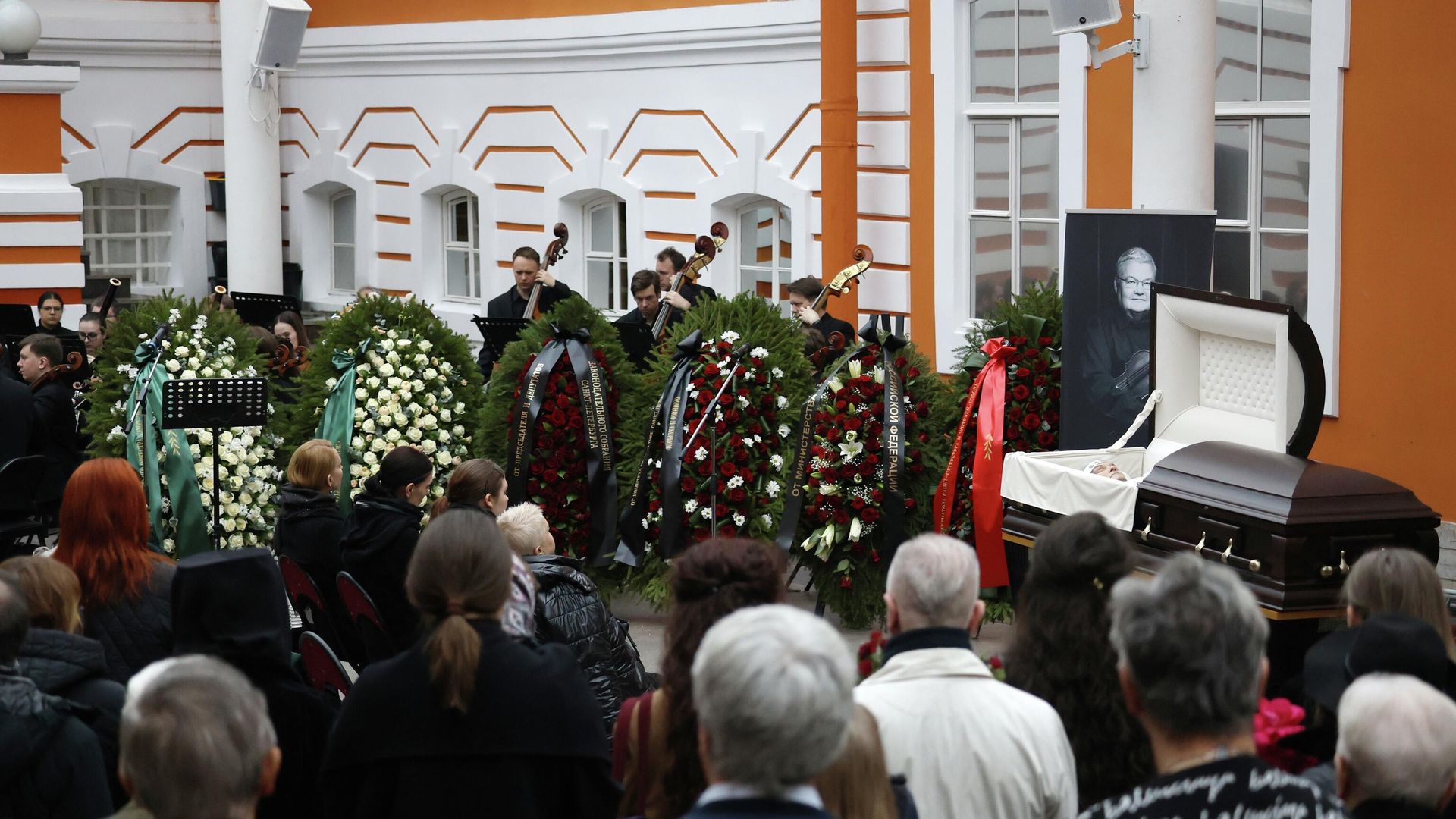 Церемония прощания с дирижером Сергеем Стадлером в Санкт-Петербурге Церемония прощания с дирижером Сергеем Стадлером в Санкт-Петербурге - РИА Новости, 1920, 26.04.2026
