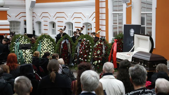 Церемония прощания с дирижером Сергеем Стадлером в Санкт-Петербурге