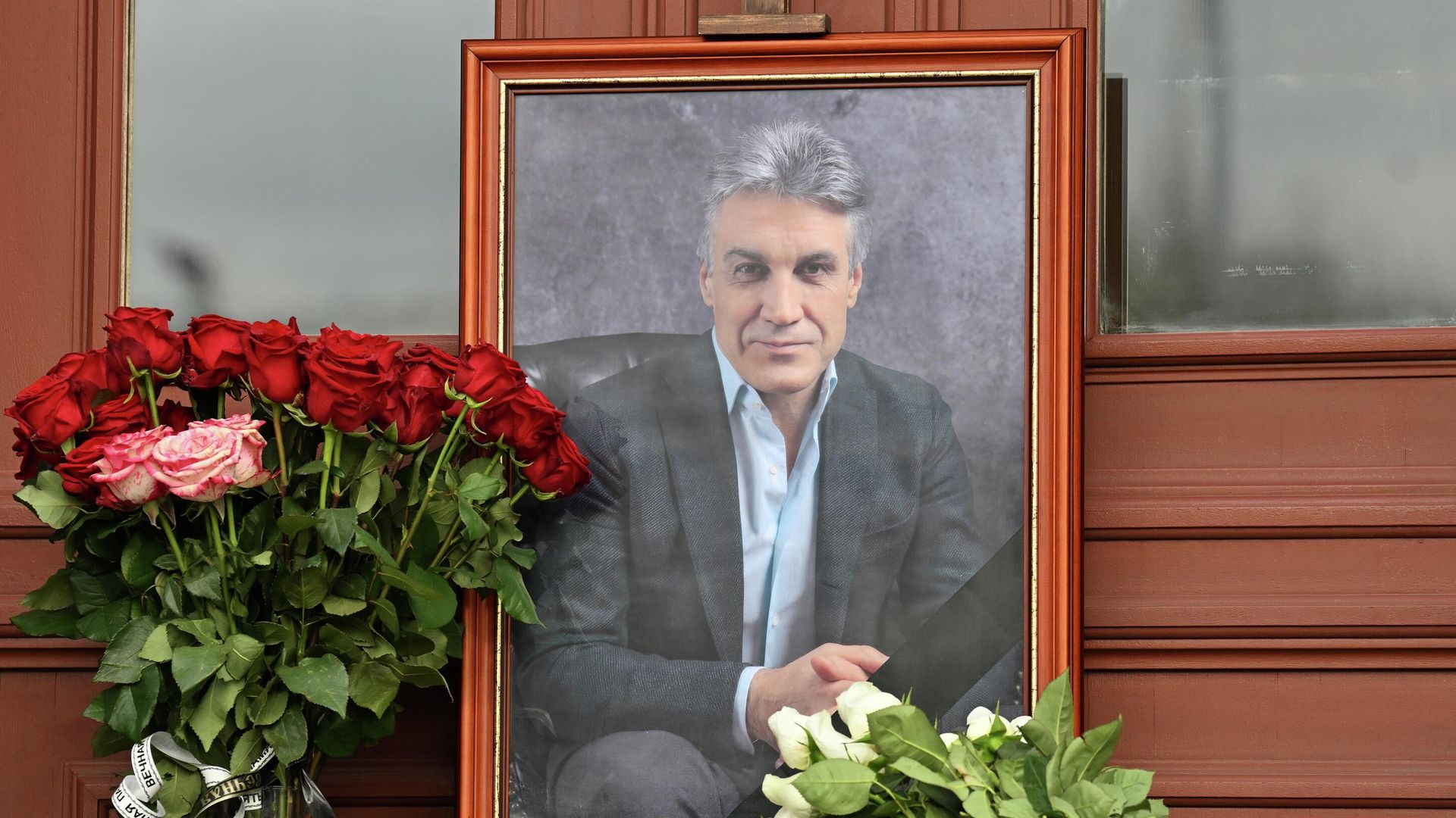 Цветы у портрета телеведущего, главы медиахолдинга Красная звезда Алексея Пиманова - РИА Новости, 1920, 27.04.2026