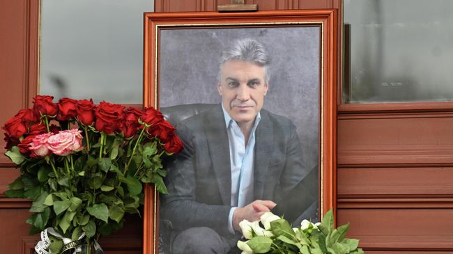 Цветы у портрета телеведущего, главы медиахолдинга Красная звезда Алексея Пиманова