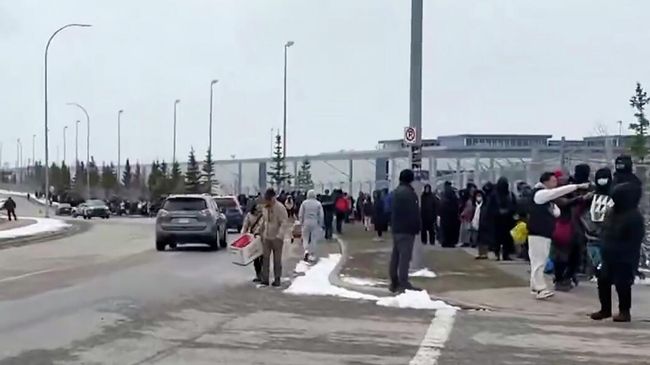 Очередь за бесплатной едой в Калгари
