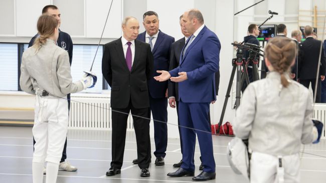 Президент РФ Владимир Путин во время осмотра многофункционального спортивного комплекса Школы олимпийского резерва имени А.С. Рахлина в Санкт-Петербурге Президент РФ Владимир Путин во время осмотра многофункционального спортивного комплекса Школы олимпийского резерва имени А.С. Рахлина в Санкт-Петербурге