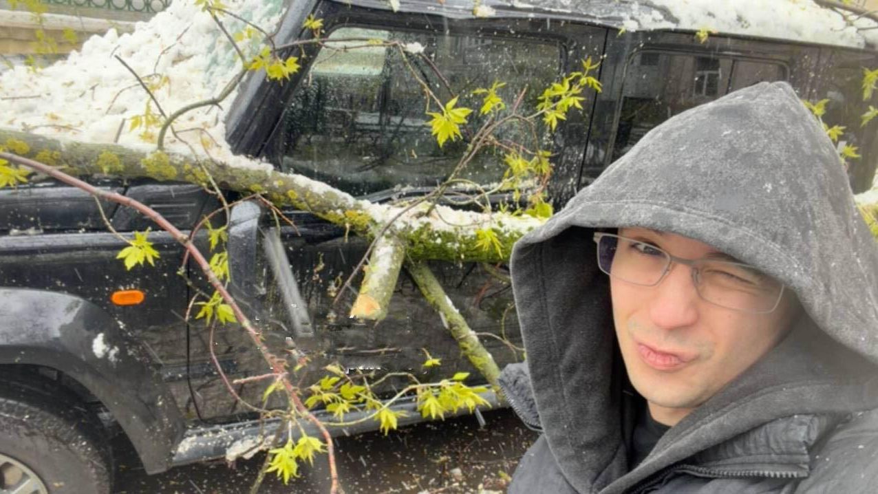 Автомобиль рэп-исполнителя Slava Marlow (Артема Готлиба) после падения дерева Автомобиль рэп-исполнителя Slava Marlow (Артема Готлиба) после падения дерева - РИА Новости, 1920, 27.04.2026