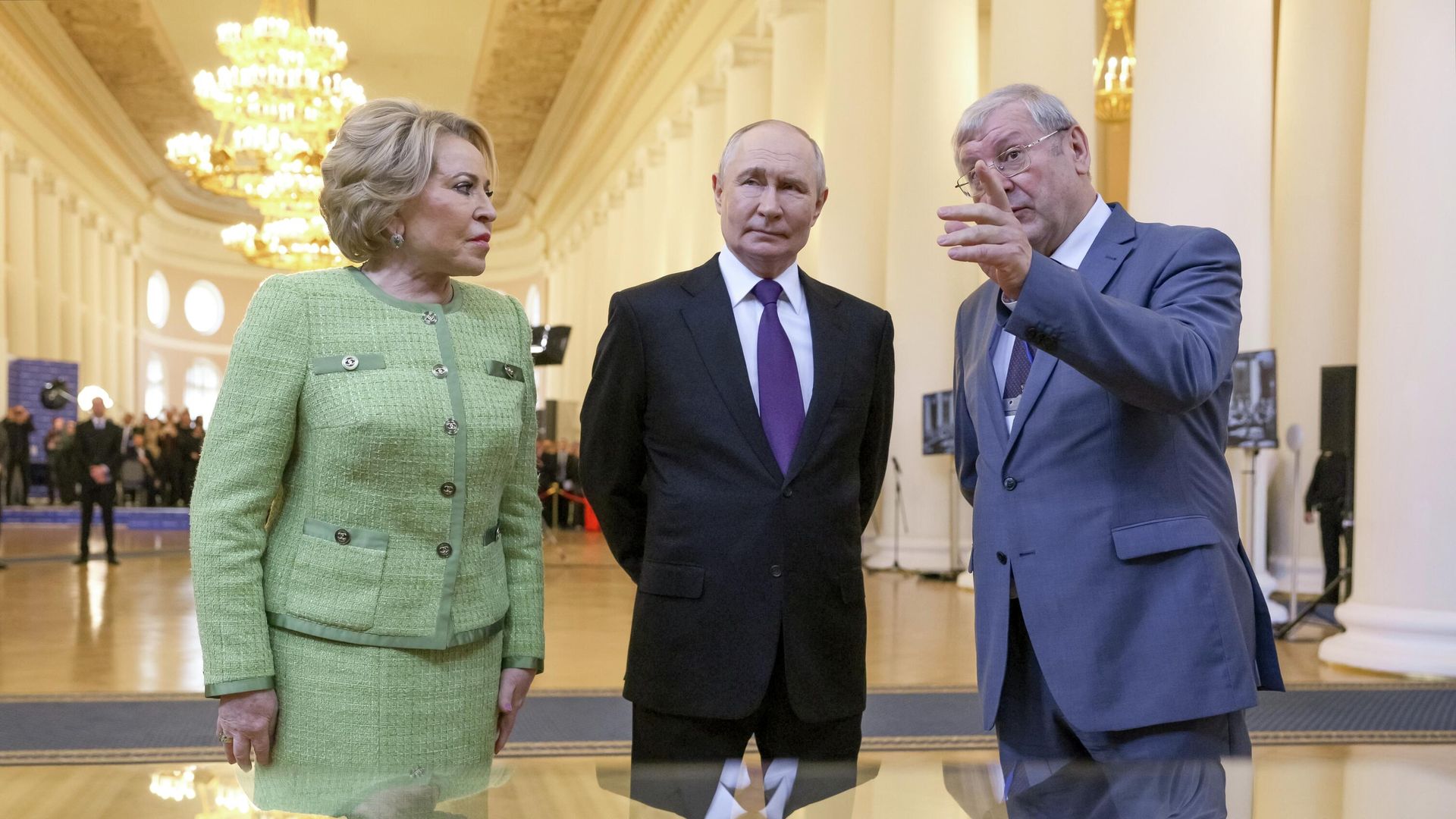 Президент РФ Владимир Путин во время осмотра выставки, приуроченной к 120-летию российского парламентаризма, в Таврическом дворце в Санкт-Петербурге. 27 апреля 2026 Президент РФ Владимир Путин во время осмотра выставки, приуроченной к 120-летию российского парламентаризма, в Таврическом дворце в Санкт-Петербурге. 27 апреля 2026 - РИА Новости, 1920, 27.04.2026