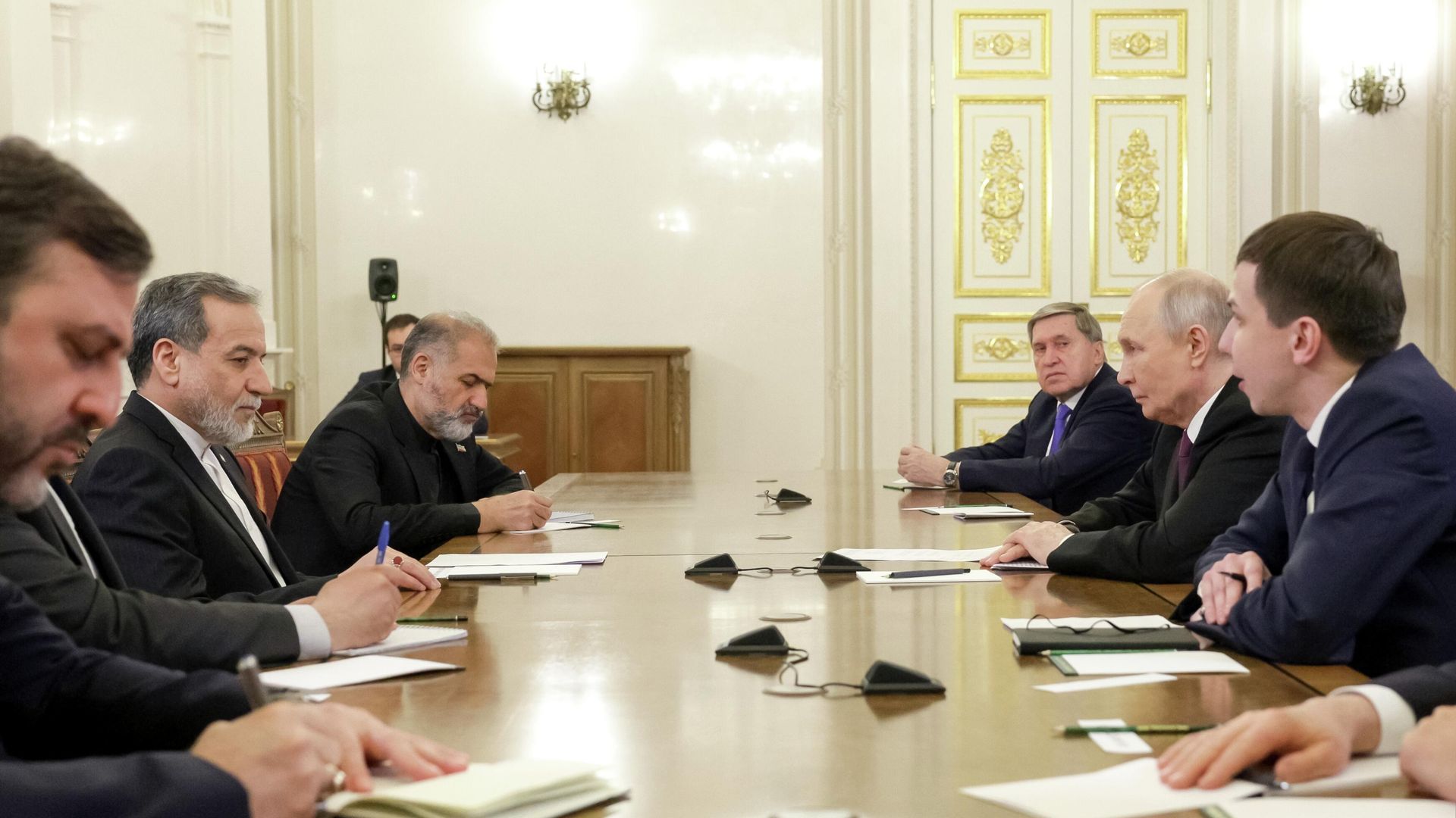 Президент РФ Владимир Путин и глава МИД Ирана Аббас Аракчи во время встречи в Санкт-Петербурге - РИА Новости, 1920, 27.04.2026