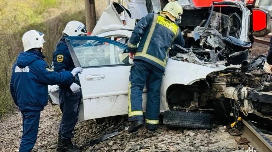 Последствия столкновения легкового автомобиля с поездом в Белгородской области - РИА Новости, 1920, 27.04.2026