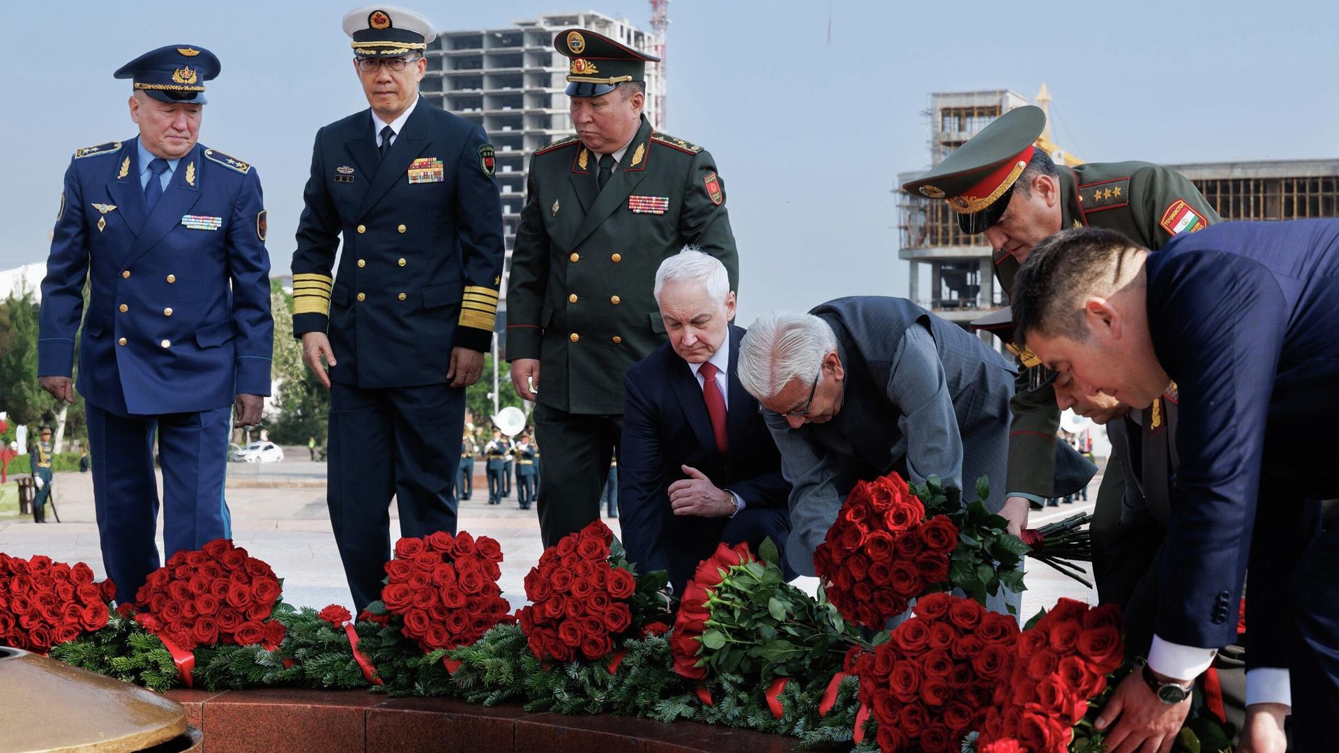 Министр обороны РФ Андрей Белоусов на церемонии возложения цветов к мемориалу Вечный огонь на площади Победы в Бишкеке Министр обороны РФ Андрей Белоусов на церемонии возложения цветов к мемориалу Вечный огонь на площади Победы в Бишкеке - РИА Новости, 1920, 28.04.2026