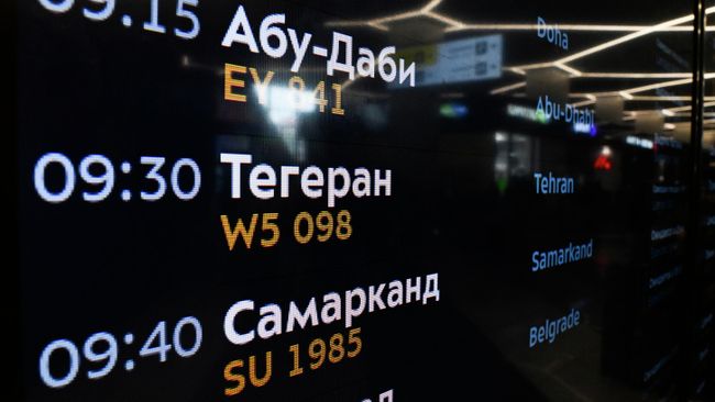 Информация о прибытии первого рейса из Тегерана после возобновления авиасообщения в московском аэропорту Шереметьево. 28 апреля 2026