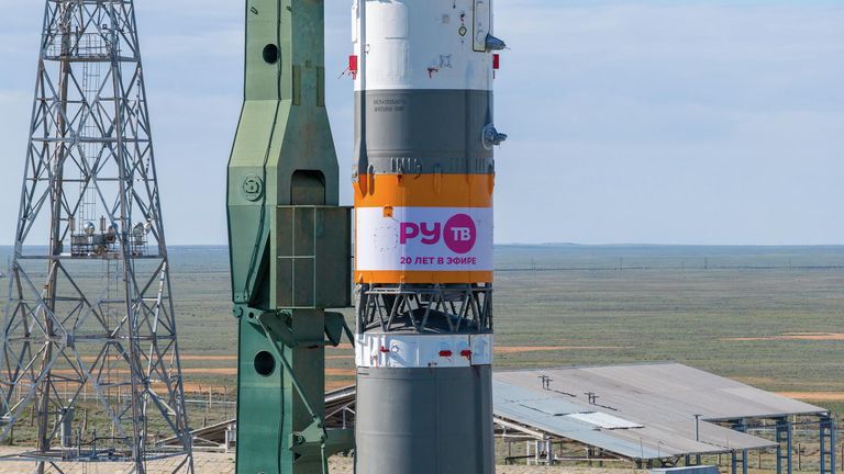 Логотип телеканала РУ.ТВ на космической ракете Логотип телеканала РУ.ТВ на космической ракете