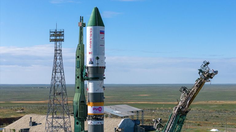 Логотип телеканала РУ.ТВ на космической ракете Логотип телеканала РУ.ТВ на космической ракете