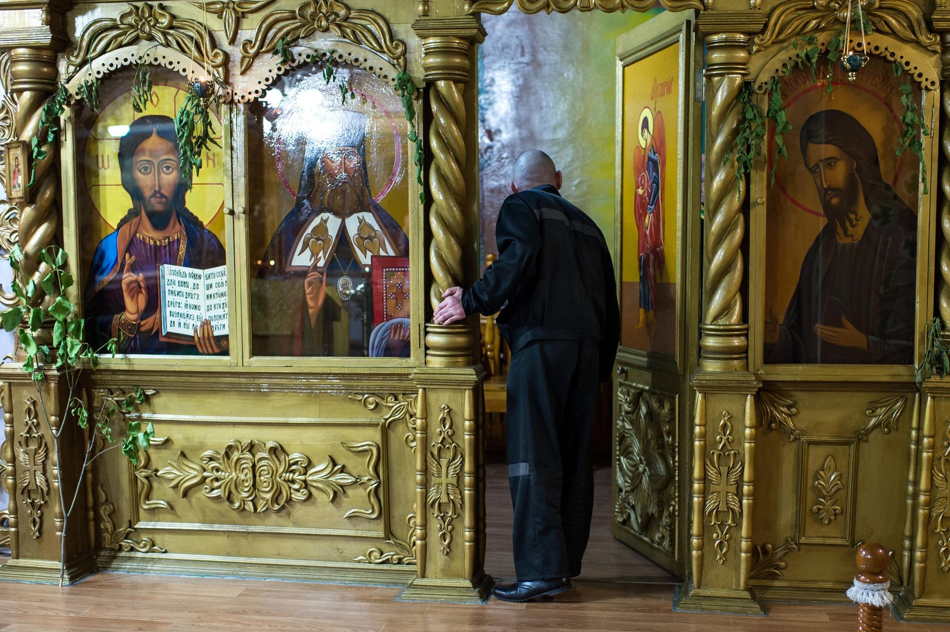 Мужчина у алтаря тюремной церкви на территории исправительной колонии - РИА Новости, 1920, 28.04.2026