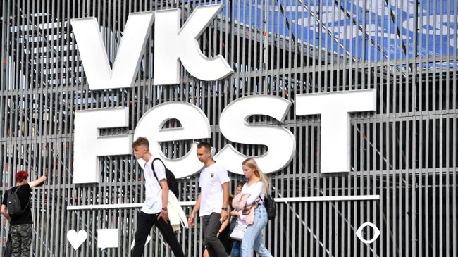 Посетители на фестивале VK Fest Посетители на фестивале VK Fest