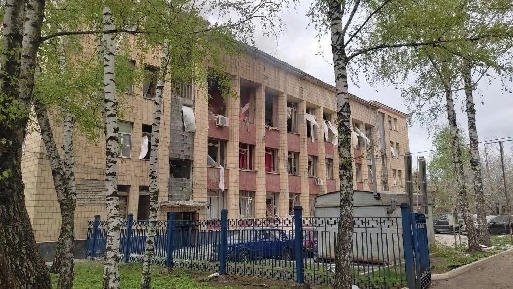 Последствия удара по зданию администрации Марковского муниципального округа - РИА Новости, 1920, 28.04.2026