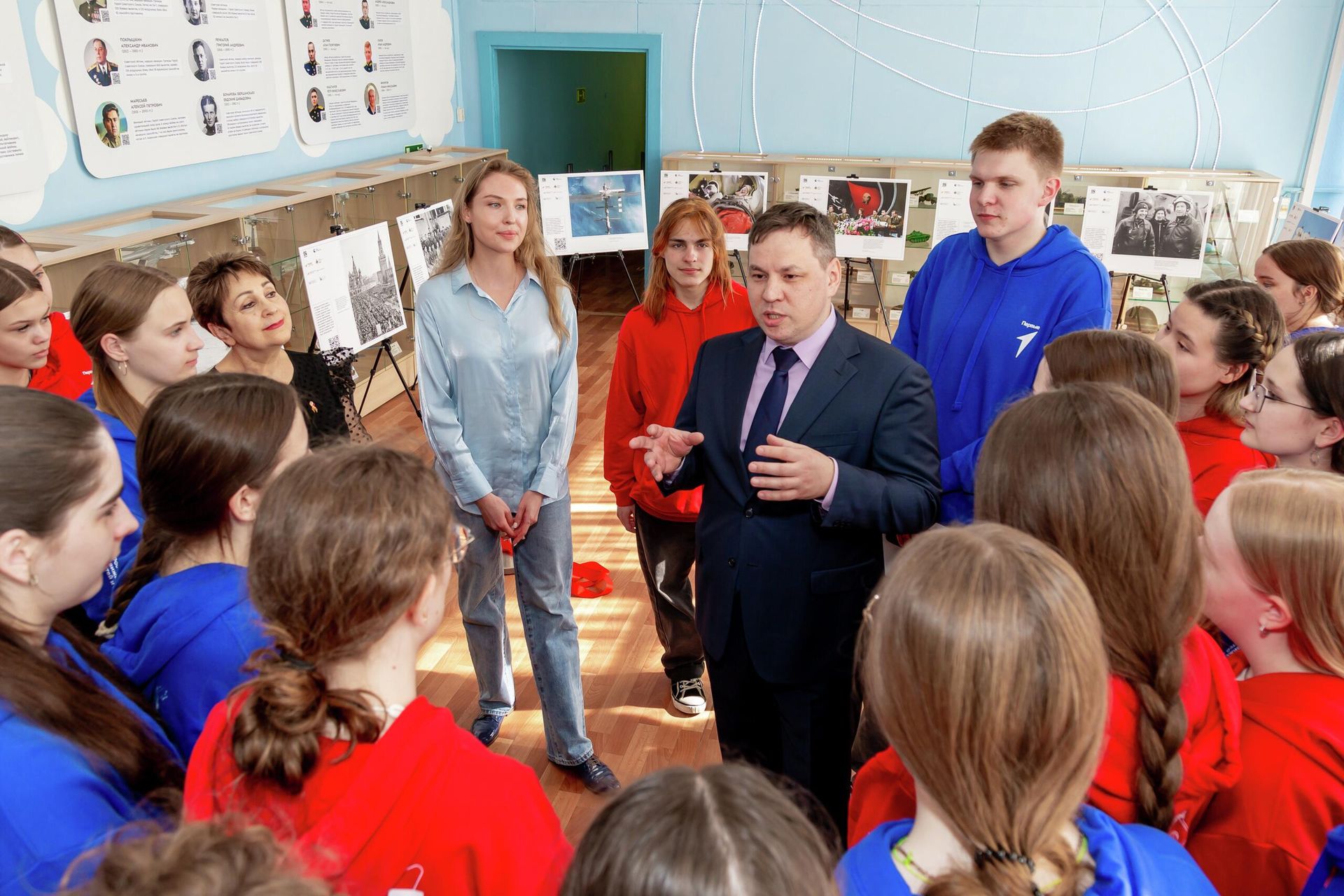 Фотовыставка Первые среди звезд открылась в ВДЦ Орленок Фотовыставка Первые среди звезд открылась в ВДЦ Орленок - РИА Новости, 1920, 28.04.2026