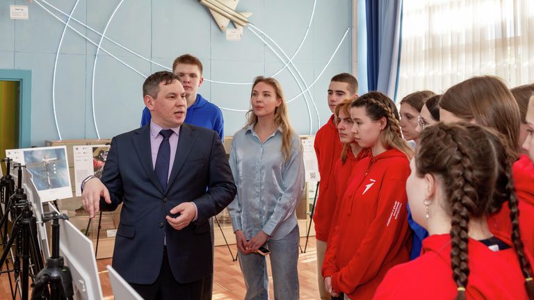Фотовыставка Первые среди звезд открылась в ВДЦ Орленок Фотовыставка Первые среди звезд открылась в ВДЦ Орленок