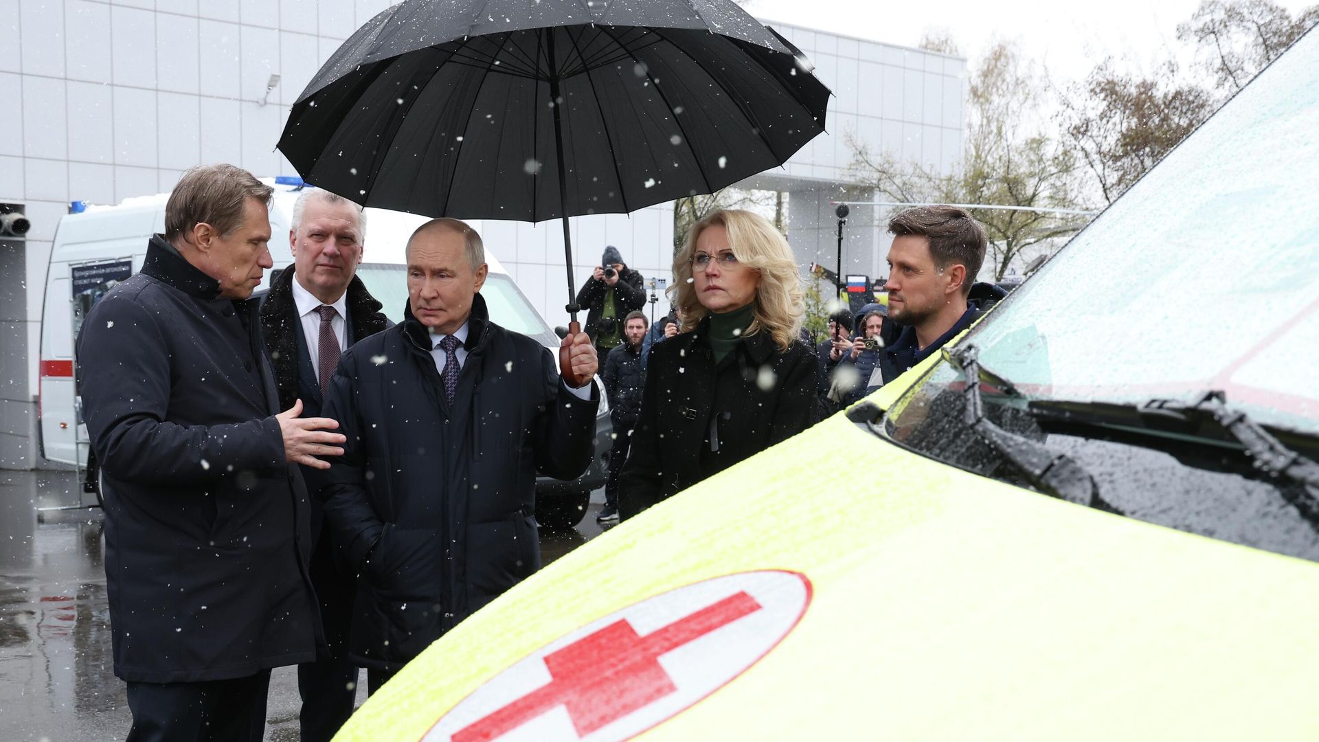 Президент РФ Владимир Путин осматривает бронированную машину скорой помощи во время поседения Федерального центра медицины катастроф Минздрава РФ в Москв Президент РФ Владимир Путин осматривает бронированную машину скорой помощи во время поседения Федерального центра медицины катастроф Минздрава РФ в Москв - РИА Новости, 1920, 28.04.2026