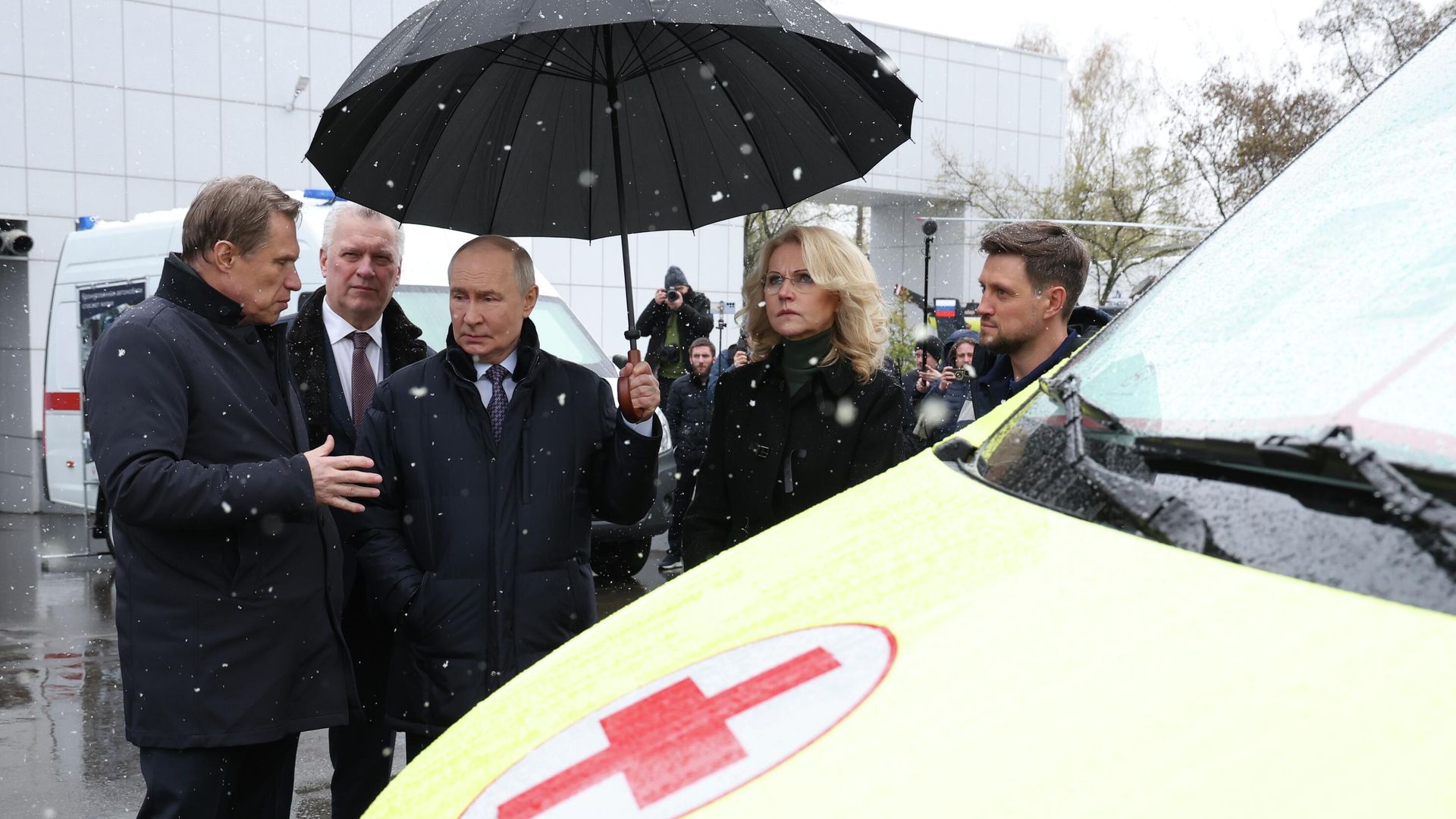 Президент РФ Владимир Путин осматривает бронированную машину скорой помощи во время поседения Федерального центра медицины катастроф Минздрава РФ в Москв Президент РФ Владимир Путин осматривает бронированную машину скорой помощи во время поседения Федерального центра медицины катастроф Минздрава РФ в Москв - РИА Новости, 1920, 28.04.2026