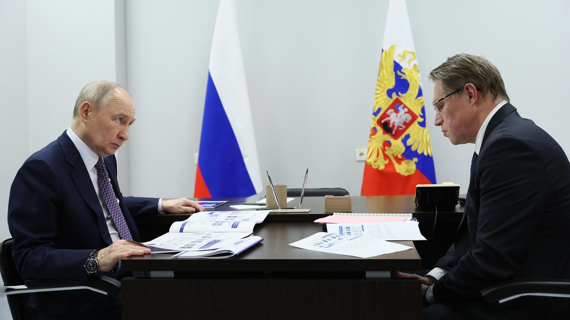 Президент РФ Владимир Путин и министр здравоохранения РФ Михаил Мурашко во время встречи. 28 апреля 2026 Президент РФ Владимир Путин и министр здравоохранения РФ Михаил Мурашко во время встречи. 28 апреля 2026 - РИА Новости, 1920, 28.04.2026