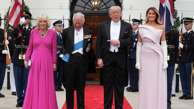 Президент США Дональд Трамп и первая леди Меланья Трамп приветствуют короля Великобритании Карла III и королеву Камиллу у Белого дома. 28 апреля 2026