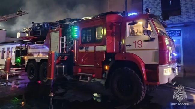 Ликвидация пожара на кровле двухэтажного коммерческого здания в Нальчике 