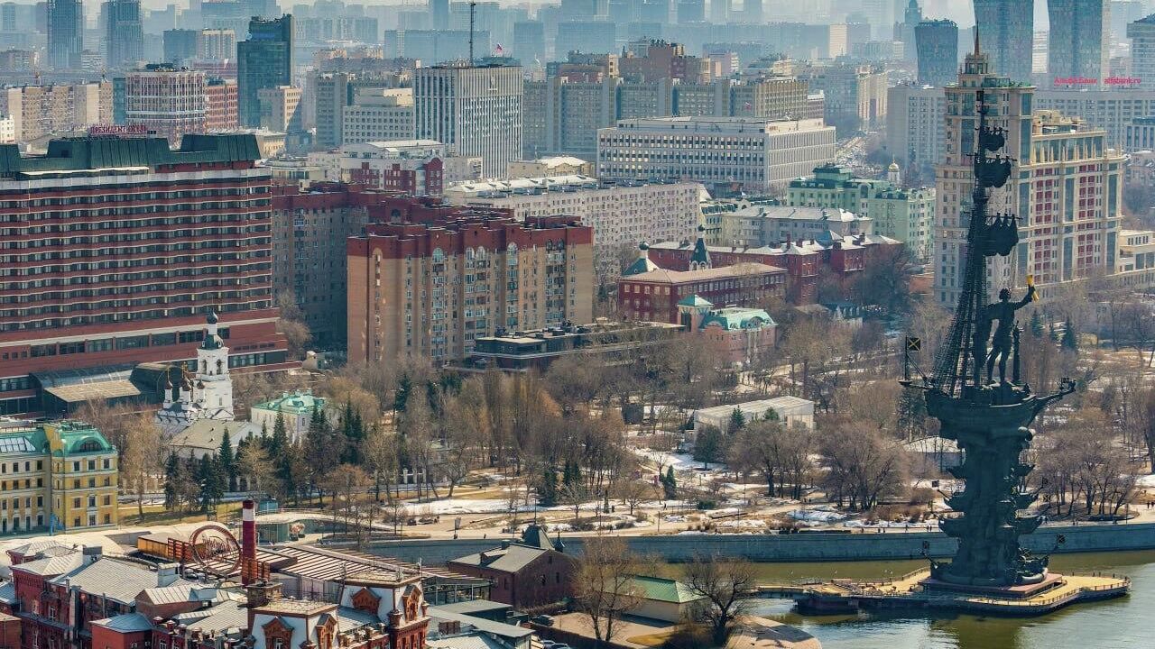 Деревянный настил возле памятника Петру Первому обновили в Москве - РИА Новости, 1920, 29.04.2026