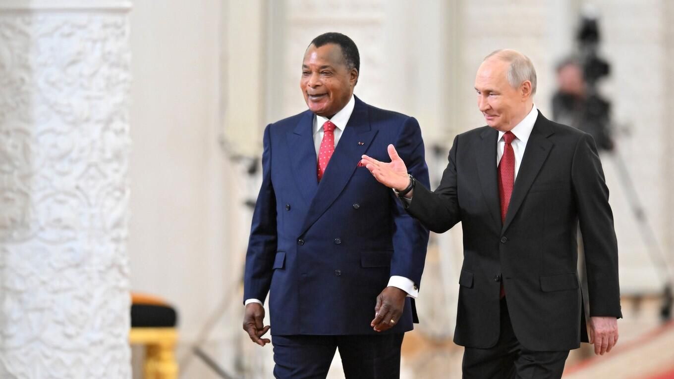 Президент РФ Владимир Путин и президент Республики Конго Дени Сассу-Нгессо во время встречи. 29 апреля 2026 Президент РФ Владимир Путин и президент Республики Конго Дени Сассу-Нгессо во время встречи. 29 апреля 2026 - РИА Новости, 1920, 29.04.2026