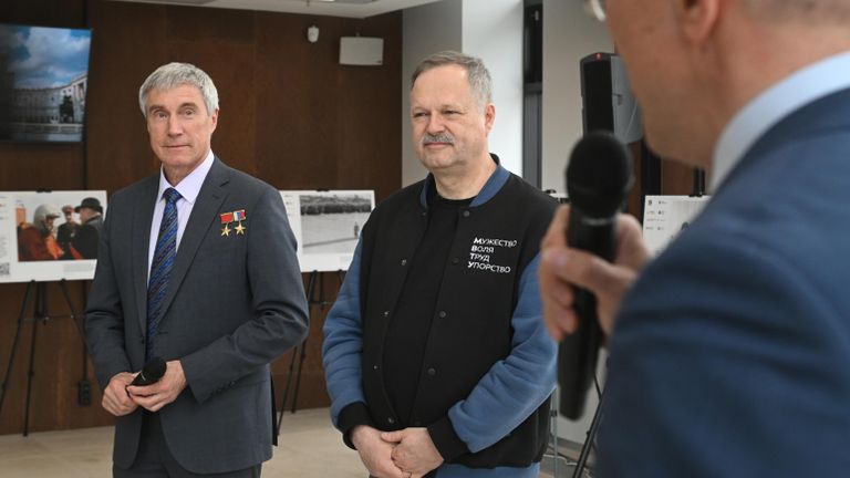 Заместитель генерального директора по пилотируемым и автоматическим комплексам Государственной корпорации по космической деятельности Роскосмос Сергей Крикалев и ректор МГТУ им. Н.Э. Баумана Михаил Гордин на открытии фотовыставки Первые среди звёзд в МГТУ им.Баумана Заместитель генерального директора по пилотируемым и автоматическим комплексам Государственной корпорации по космической деятельности Роскосмос Сергей Крикалев и ректор МГТУ им. Н.Э. Баумана Михаил Гордин на открытии фотовыставки Первые среди звёзд в МГТУ им.Баумана