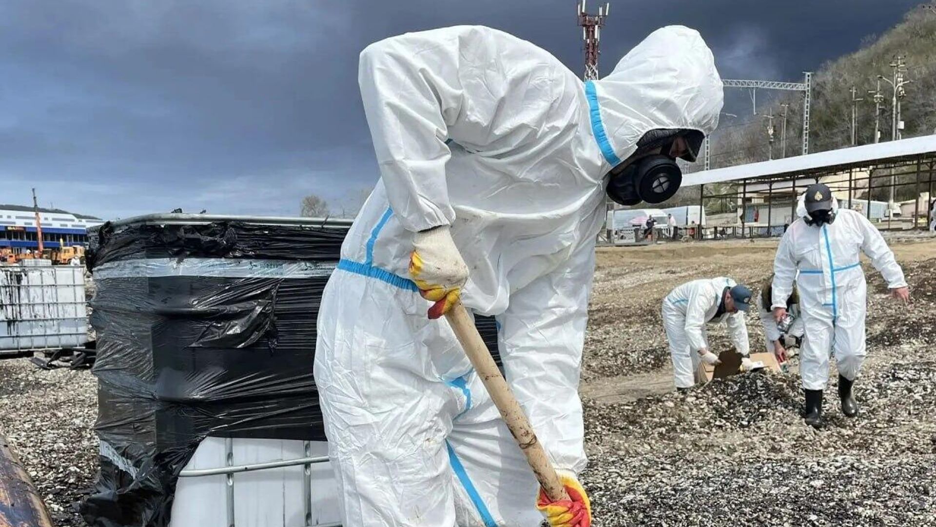Работы по ликвидации разлива нефтепродуктов в Туапсе Работы по ликвидации разлива нефтепродуктов в Туапсе - РИА Новости, 1920, 30.04.2026