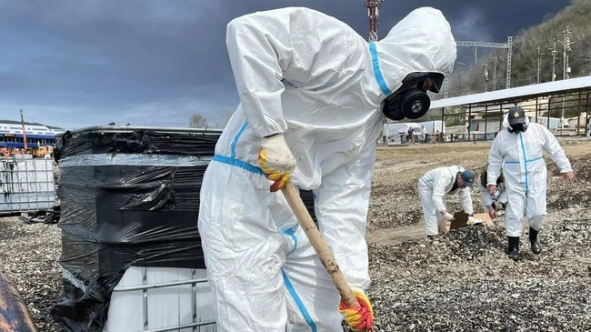 Работы по ликвидации разлива нефтепродуктов в Туапсе