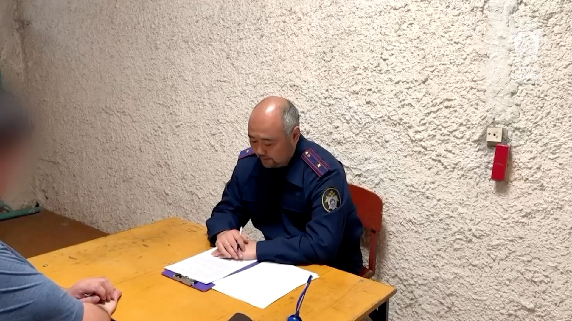 Сотрудник СК проводит следственные мероприятия с задержанным директором рудника в Бурятии Сотрудник СК проводит следственные мероприятия с задержанным директором рудника в Бурятии - РИА Новости, 1920, 30.04.2026