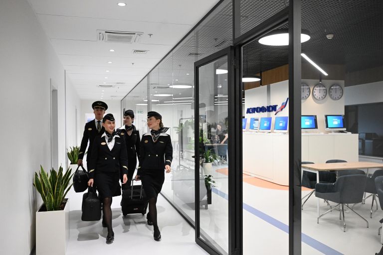 Обновленное помещение занимает площадь более 770 квадратных метров, может принимать до 180 сотрудников одновременно. В перспективе планируется также открыть новую брифинговую в терминале С аэропорта Шереметьево — для экипажей международных рейсов. Обновленное помещение занимает площадь более 770 квадратных метров, может принимать до 180 сотрудников одновременно. В перспективе планируется также открыть новую брифинговую в терминале С аэропорта Шереметьево — для экипажей международных рейсов.