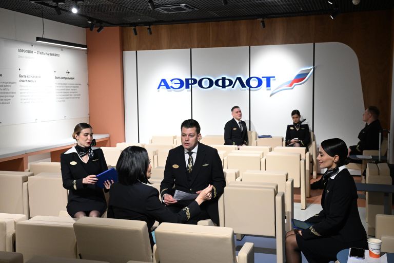 При проектировании помещения авиакомпания поставила перед собой ключевую задачу: создать пространство, которое максимально отвечает реальным потребностям сотрудников и помогает эффективно готовиться к рейсам. На всех этапах разработки учитывалась обратная связь, а также пожелания от пилотов и бортпроводников. При проектировании помещения авиакомпания поставила перед собой ключевую задачу: создать пространство, которое максимально отвечает реальным потребностям сотрудников и помогает эффективно готовиться к рейсам. На всех этапах разработки учитывалась обратная связь, а также пожелания от пилотов и бортпроводников.