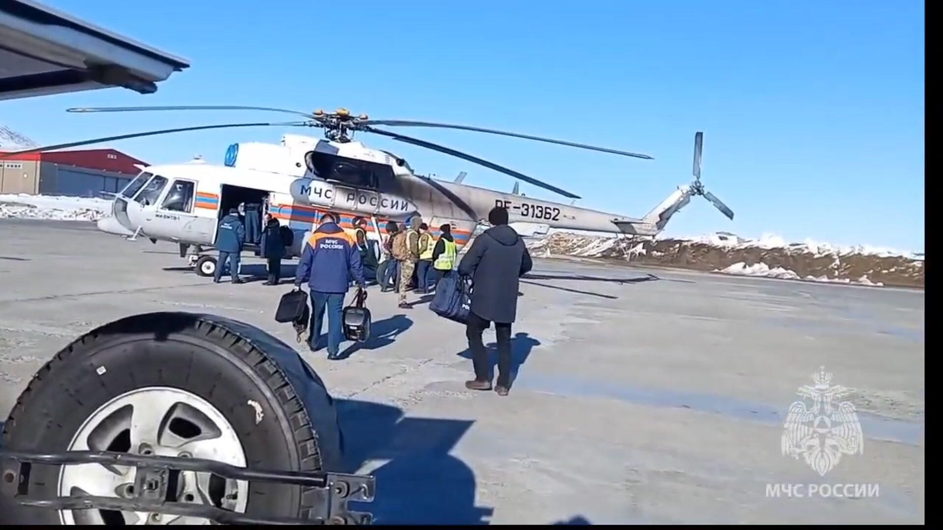 Вертолет Ми-8 МЧС России направляется к месту происшествия в Магаданской области - РИА Новости, 1920, 30.04.2026