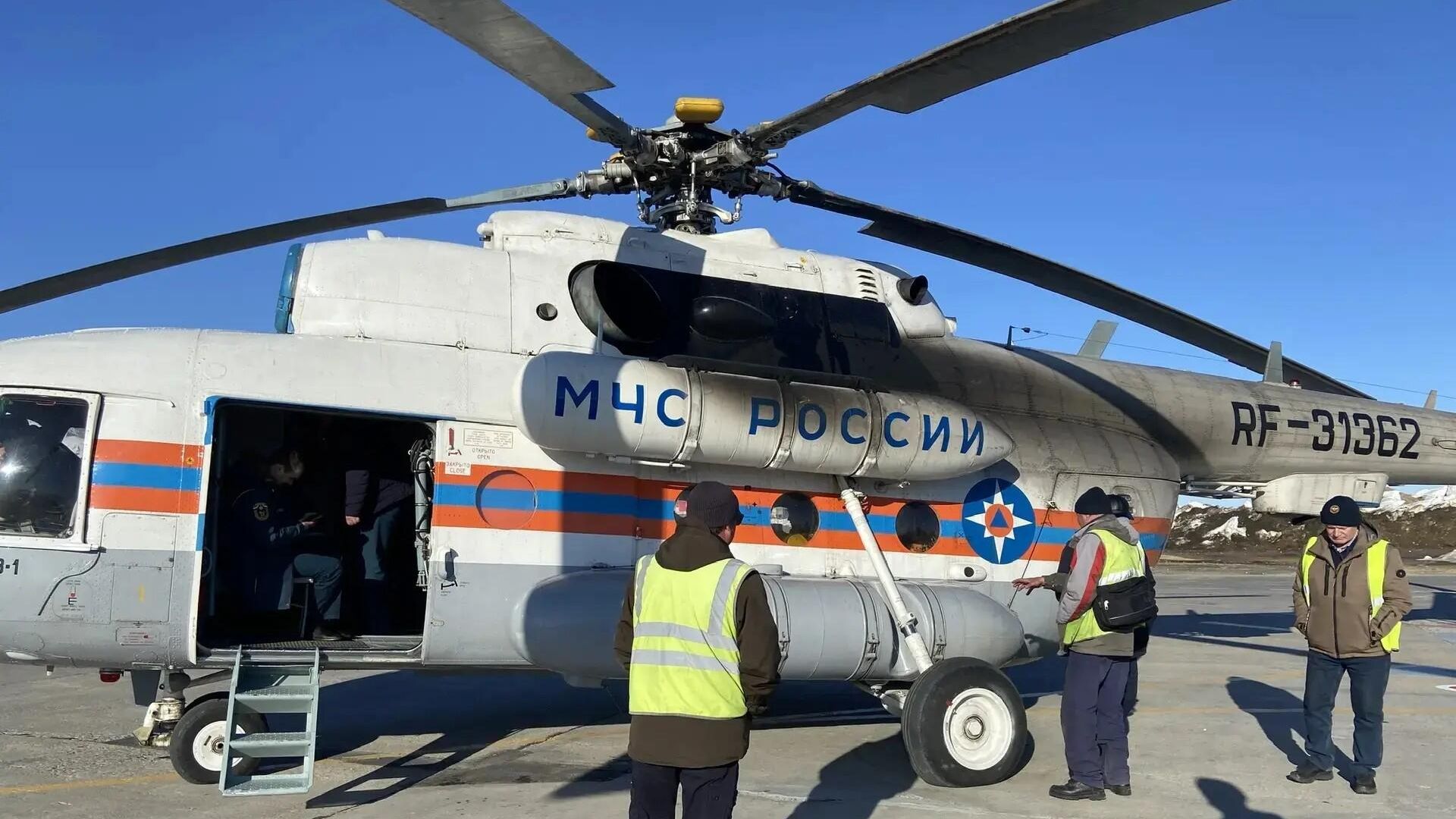 Вертолет Ми-8 с оперативной группой ГУ МЧС России по Магаданской области перед вылетом к месту происшествия - РИА Новости, 1920, 30.04.2026