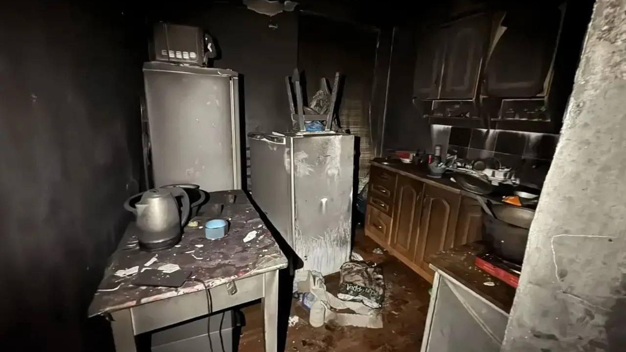 Последствия пожара в квартире многоэтажки в поселке Вольное в Крыму, где пострадали четыре ребенка и их бабушка Последствия пожара в квартире многоэтажки в поселке Вольное в Крыму, где пострадали четыре ребенка и их бабушка - РИА Новости, 1920, 30.04.2026
