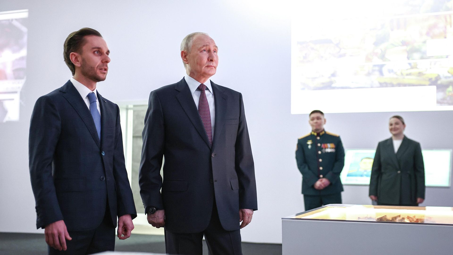 Президент РФ Владимир Путин во время осмотра выставки Герои спецоперации: подвиг единства в ЦВЗ Манеж Президент РФ Владимир Путин во время осмотра выставки Герои спецоперации: подвиг единства в ЦВЗ Манеж - РИА Новости, 1920, 30.04.2026